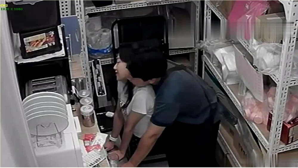 黑客破解某酒吧摄像头偷拍老板和兼职美女员工打佯在前台挑情躲进里面的库房啪啪
