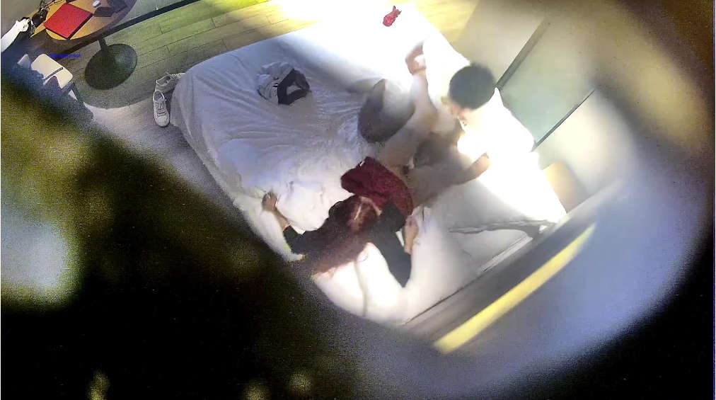 宾馆上帝视角真实偷拍，模特级别美女被饥渴男强行按倒霸王硬上弓