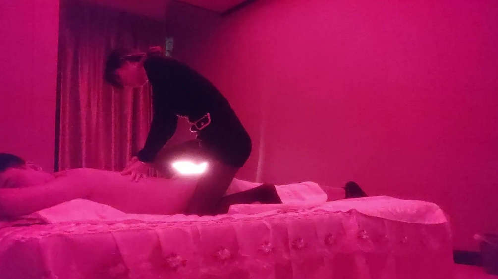 杰哥探花按摩店的苗条黑丝女技师按摩，温情挑逗舔乳抓龙筋全程