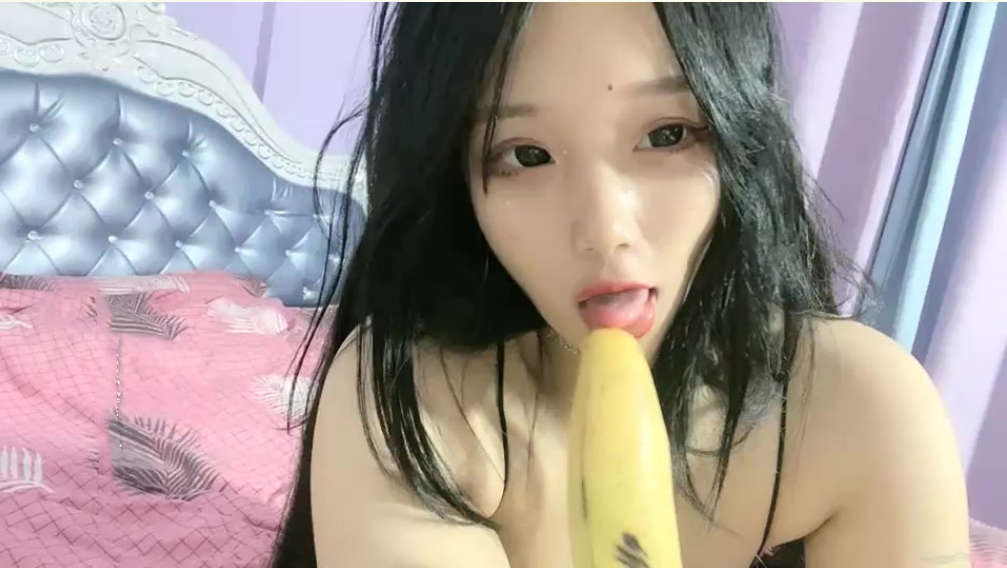 37c娃娃红唇性感妹子香蕉自慰诱惑近距离特写