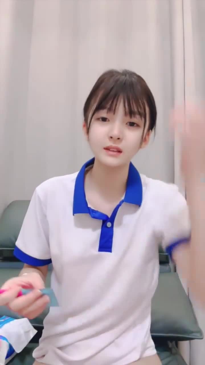 源源超清纯的短发女神像郑爽一样的甜妹子终于搞双飞群P，三女三男，18岁偶像级别的颜值