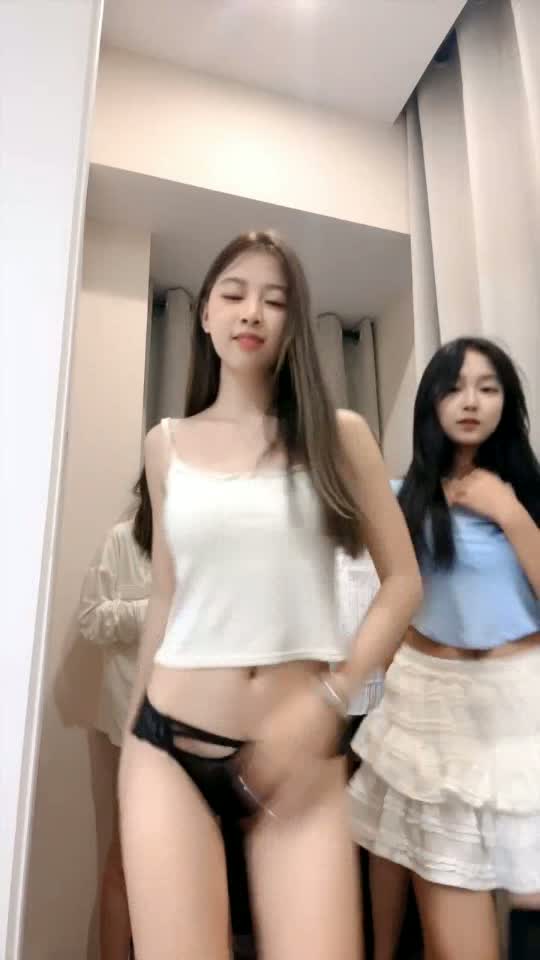 美少女天团，跟大哥们群P盛宴，全程露脸火辣激情脱衣艳舞，淫声荡语听指挥