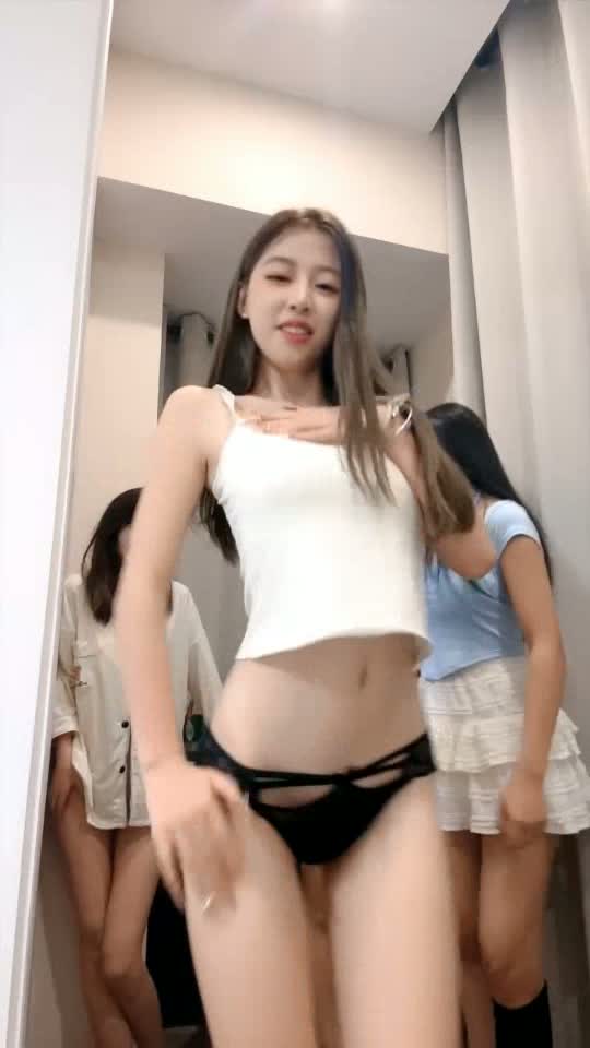 美少女天团，跟大哥们群P盛宴，全程露脸火辣激情脱衣艳舞