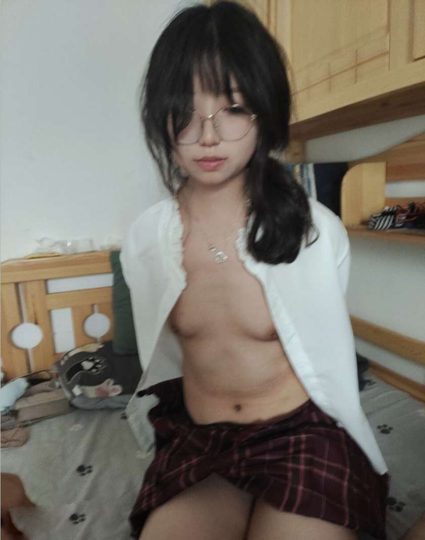 反差泄密，二线小明星，大二艺术生学妹和金主爸爸酒店约炮视频被曝光[4V/7P/745M]