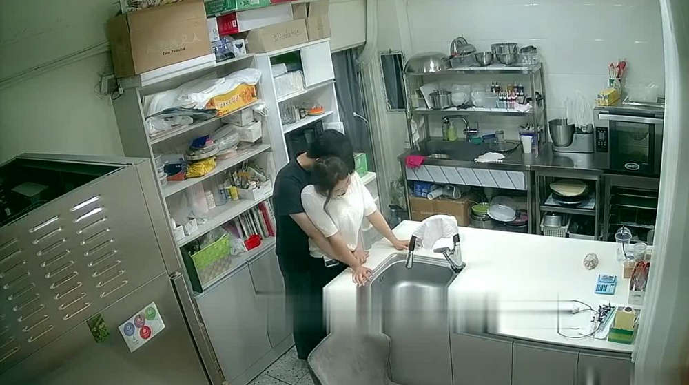 黑客破解摄像头偷拍蛋糕店离异老板娘经常下班时间在后厨和男店员谈心勾引他们啪啪