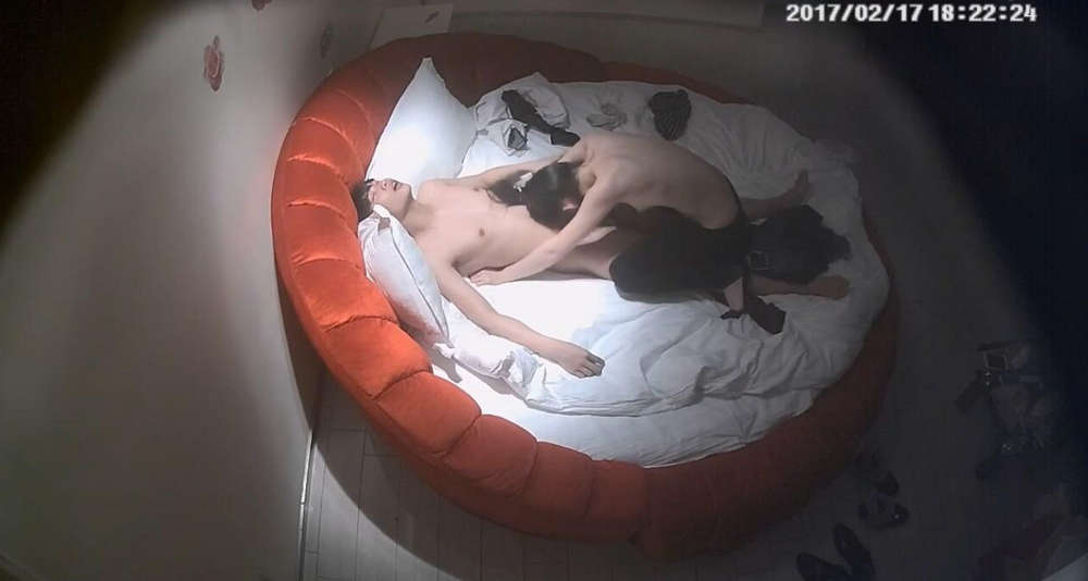 经典酒店偷拍 苗条学妹挑逗男友，口活极致爽感，女上位表情淫荡