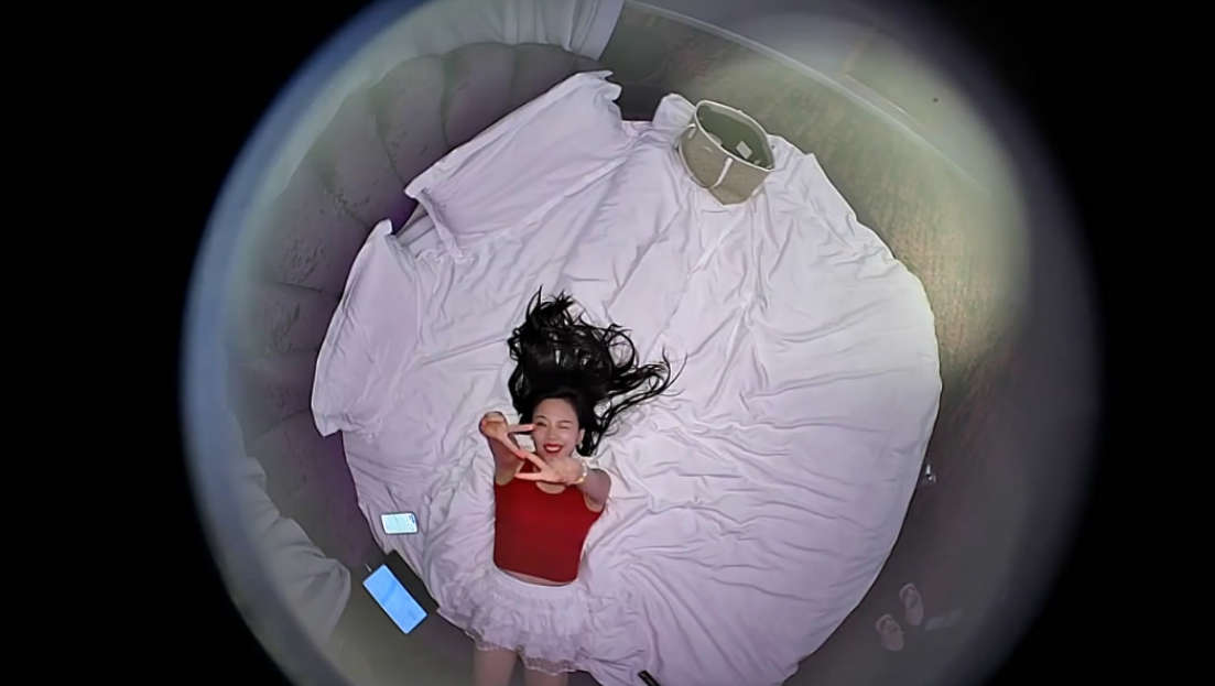 上帝视角酒店（新台）情趣圆床偷拍 红衣白裙美女躺床上兴奋对着摄像头各种表情