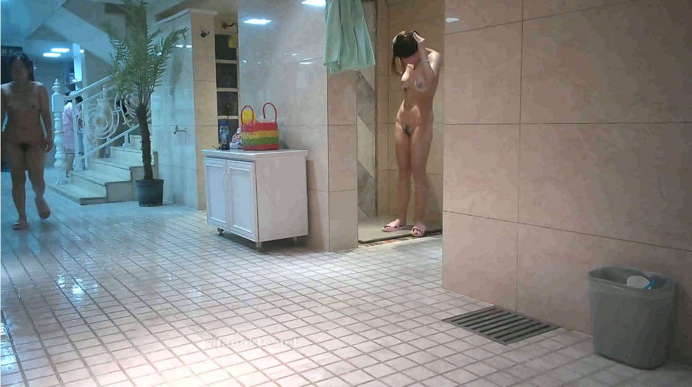 澡堂子内部员工偷拍几位白白嫩嫩的美少妇洗澡、泡汤、换衣服