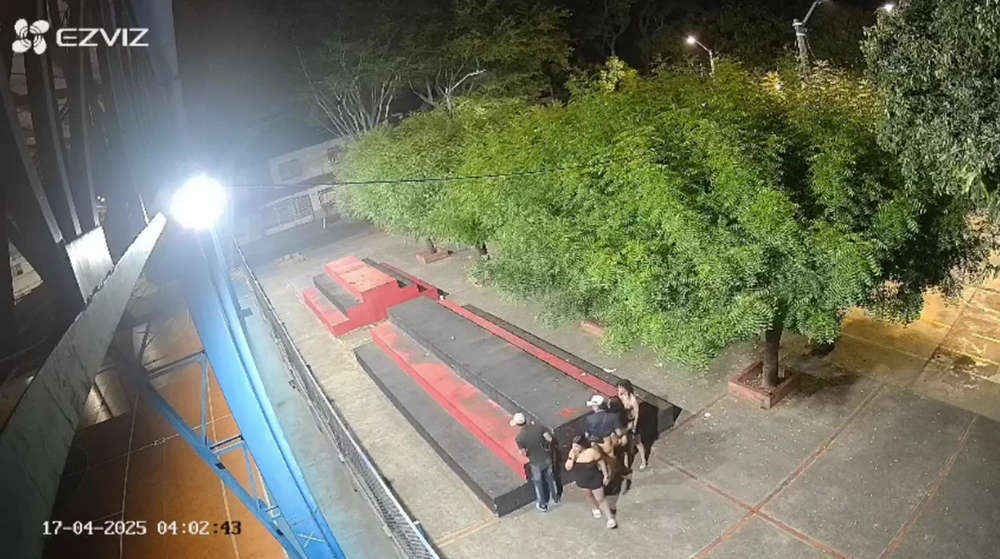 猎奇：国外二男三女深夜公园群P，场面十分淫乱