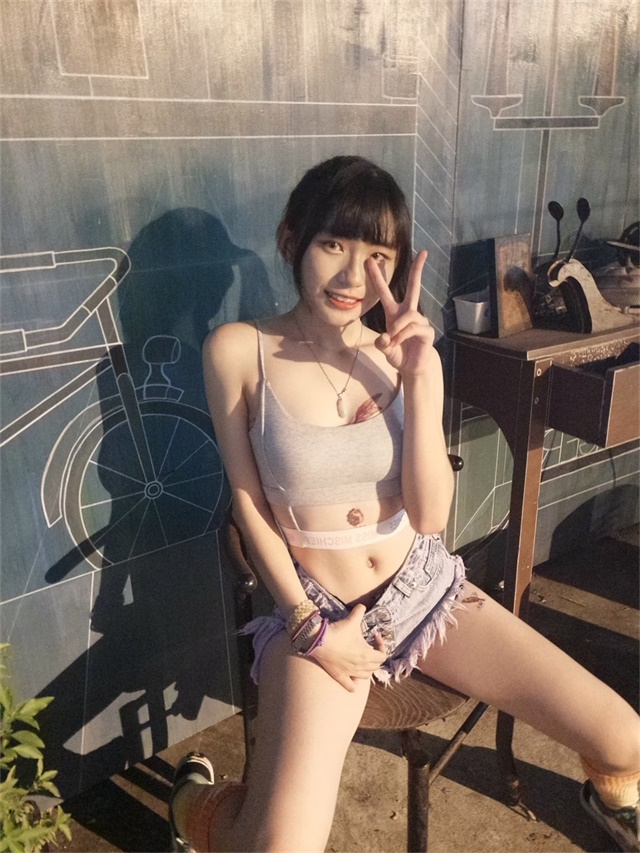网络疯传高职抖音妹套图淫片大胆自拍