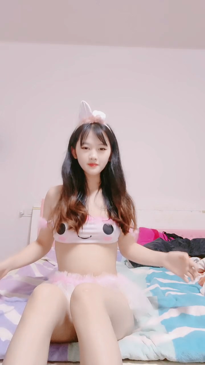 04的小朋友乖巧可爱甜美诱人精彩大秀直播诱惑狼友性感内衣火辣激情艳舞