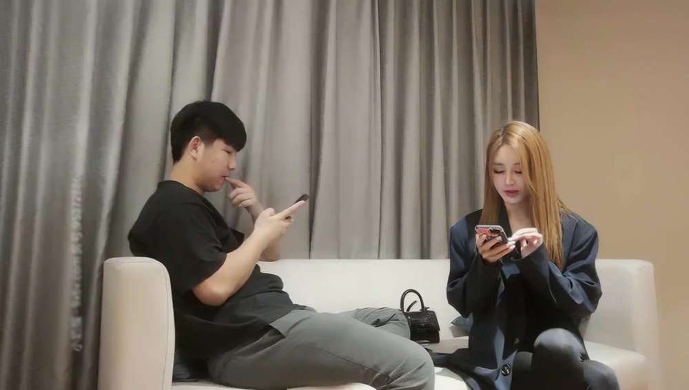 小宝寻花深夜场气质黄发妹子啪啪