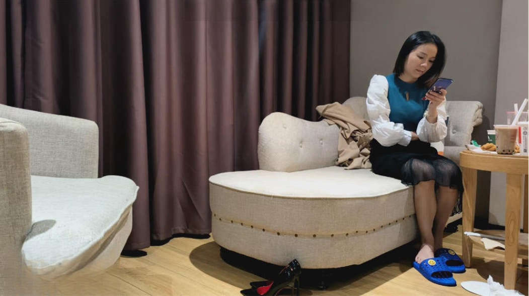 熟女探花约会知性熟女调完情后变得很放荡 从沙发一路爆操到床上