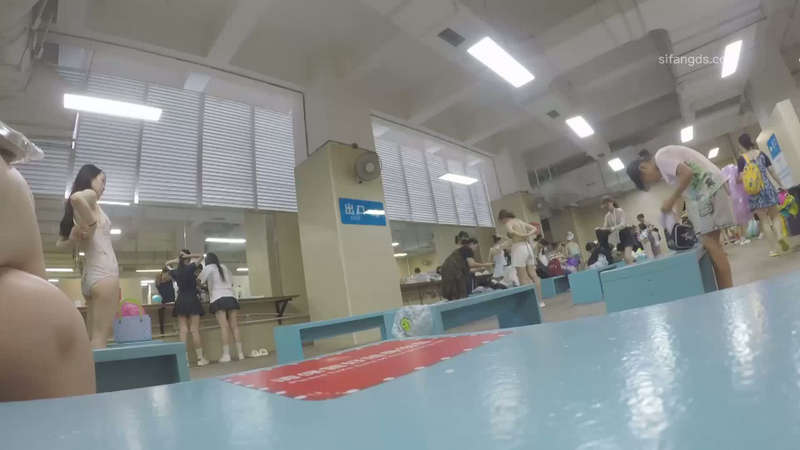 女偷拍客包包藏设备潜入水上乐园大厅更衣室偷拍女泳客更换泳衣
