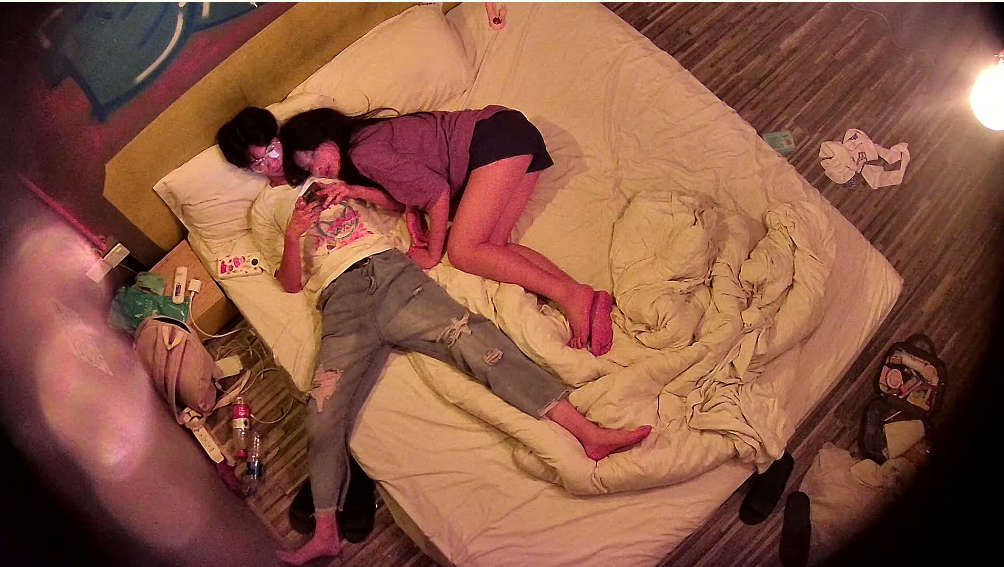 大学生热恋情侣开房爱爱，眼镜男艳福不浅，女友身材很哇塞而且又主动
