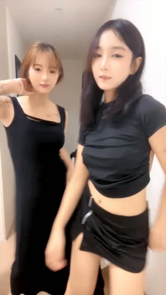 两个美女跟好大哥激情4P直播演绎，火辣激情艳舞淫声荡语听狼友指挥