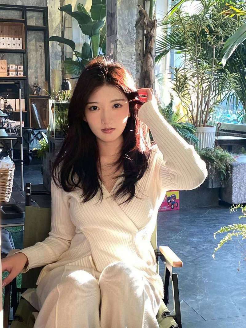 极品反差婊 超高颜值，清纯如水，素颜吃鸡，如品尝棒棒糖一般一阵吸、舔、吞，让人欲仙欲死