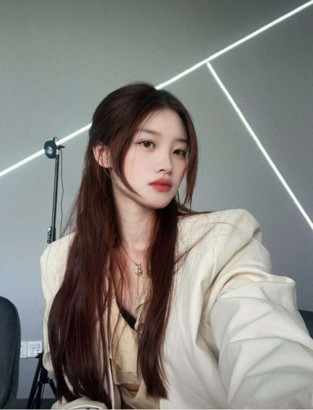 【反差婊泄密】，清純眼鏡妹，生活中是一個乖乖女，完美露臉