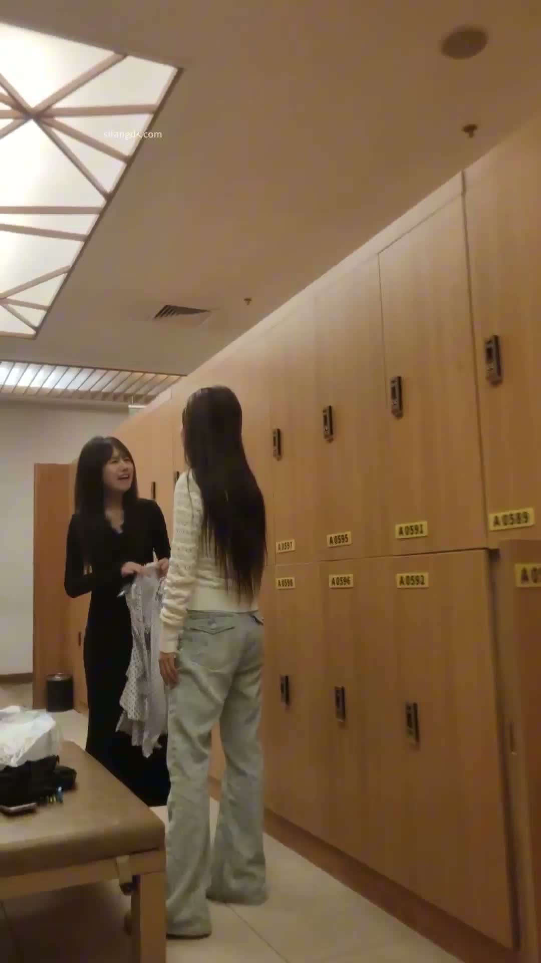 最新流出女主播少女时代潜入洗浴中心更衣室偷拍两个极品身材颜值的美女换了泳衣后别具诱惑