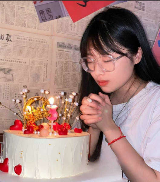 哈尔滨医科大学眼镜妹【段闰琳】18 岁妹妹的成人礼