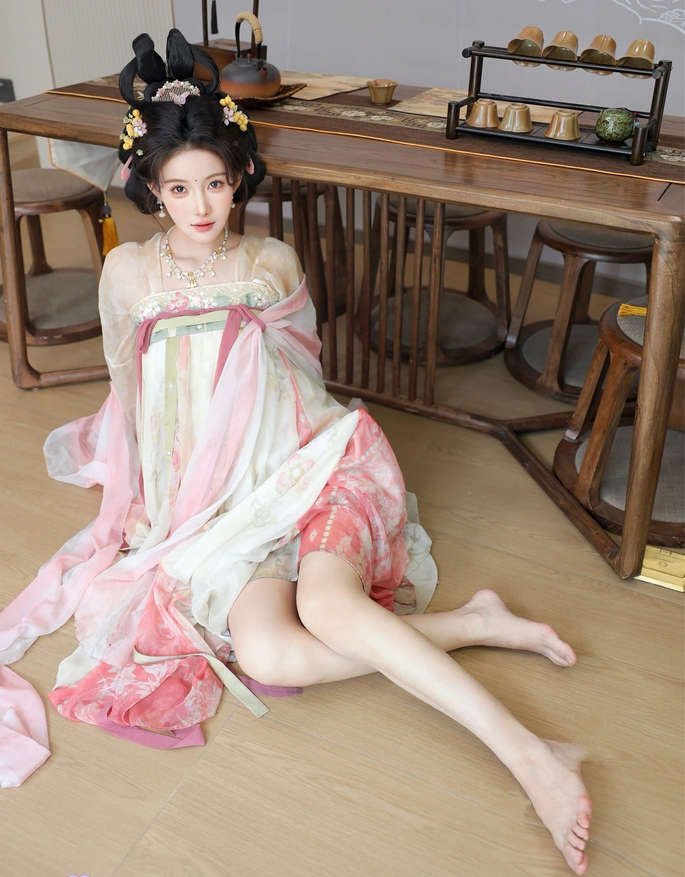 ✨秀人网 梨霜儿✨高颜值大美女 超美唐装 大尺度漏点特写[112P/1.18G]