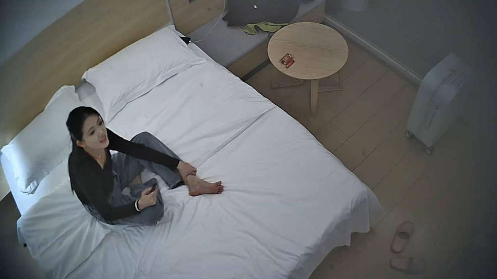 酒店偷拍❤️带着结婚证住宿的新婚夫妻古灵精怪的可爱新婚媳妇迫不及待的想挨操