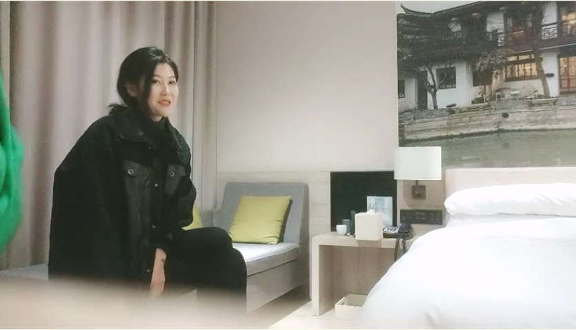 猥琐大叔酒店约炮出来兼职的女白领换上黑丝吃鲍鱼