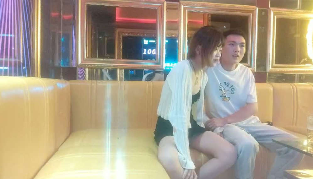 商K包间偷拍，灯红酒绿，佳人纷至沓来