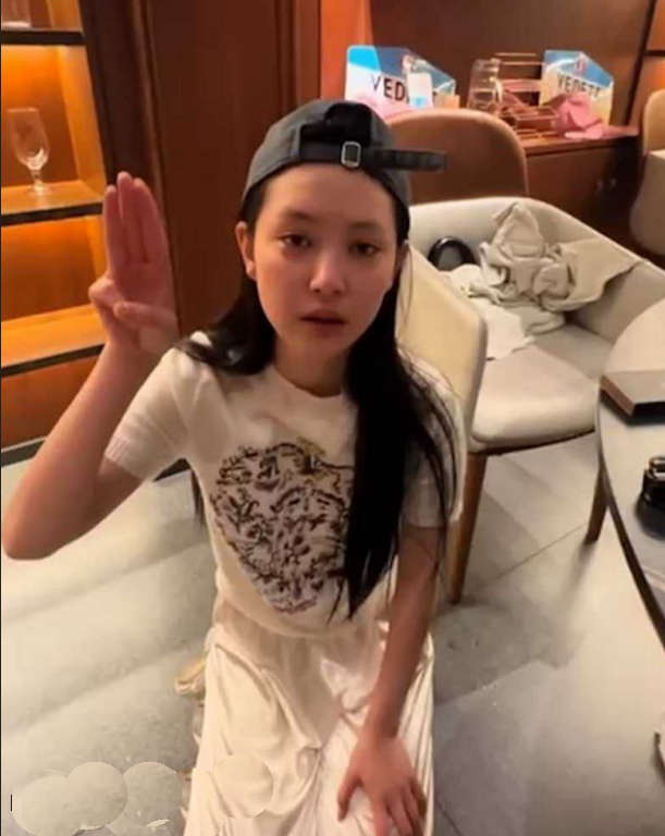 山东淫女王晓迪出轨被劳斯莱斯大哥抓奸在床❤️花着金主钱包养小白脸[2V/21P/273M]