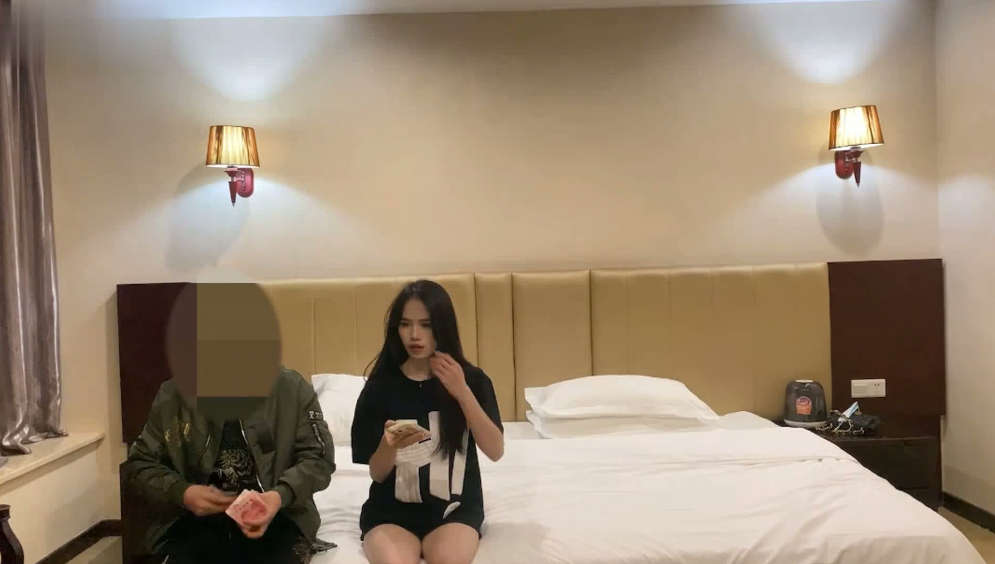 酒店约炮个有点混血的妹子含鲍待放