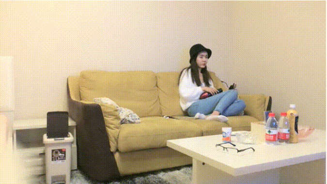 【越夜越精采】帽子女孩_让小哥揉奶玩逼各种抽插浪叫不止精彩刺激