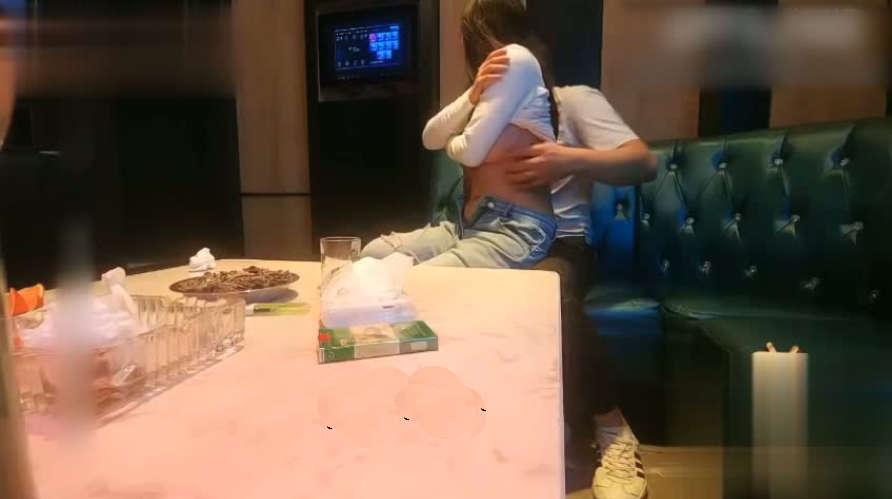 性爱KTV 成都大三学生妹在KTV唱歌饮酒被灌醉 大哥半推半就调情 妹子在沙发上被压倒强上