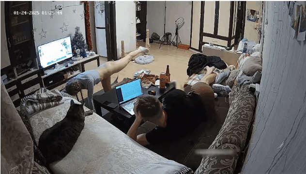 小酥乳的美女正在做运动 一个动作戳到男人的性癖了 各种姿势从地上操到沙发上[1V/901M]