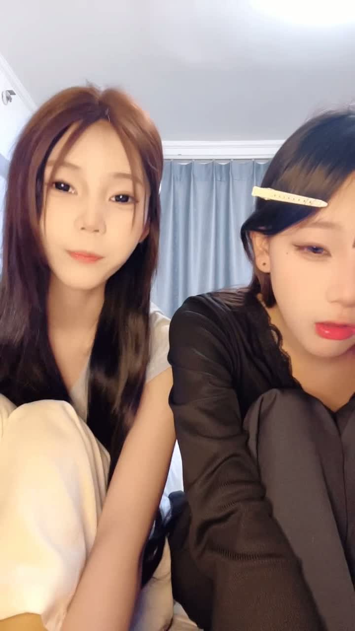 06极品姐妹花穿上新买的情趣装诱惑狼友，丝袜情趣淫声荡语互动撩骚听指挥