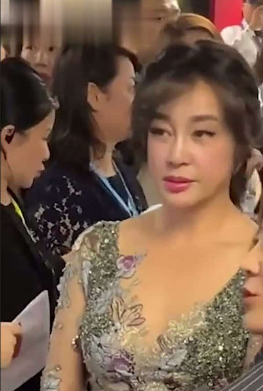 73岁的刘晓庆婚内出轨 男方是小20岁摄影师 两人大尺度聊天记录流出