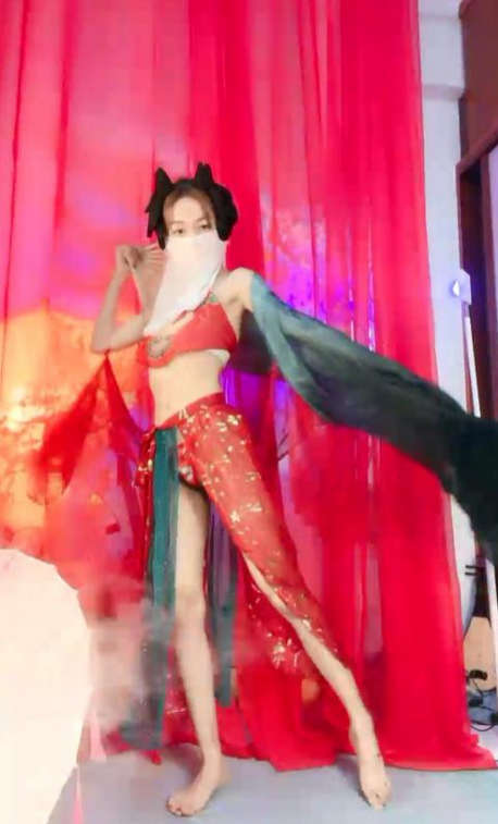 古风装扮专业舞女！才艺十足女主播！先给大家挑个雨伞舞，一字马裸舞诱惑