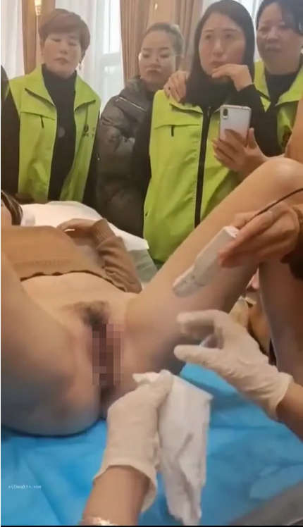 ❤️猎奇❤️现场教学：众学员围观女性私密保养，老师手法不错，学会了绝对能征服富婆！