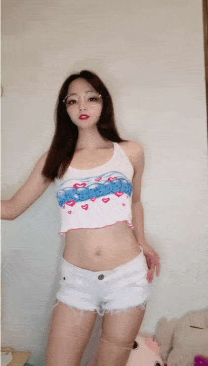 眼鏡紅唇小姐姐新人誘惑齊逼小短褲扭動細腰