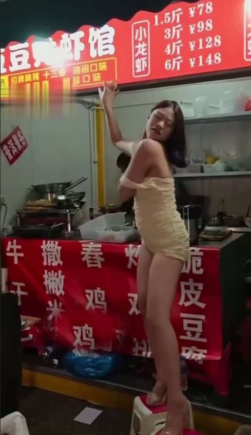 云南昆明豆豆龙虾馆老板娘大跳艳舞吸客 撩裙露内裤引发围观 路人惊呼生意卷到新高度