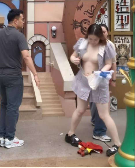 ❤️猎奇❤️上海迪斯尼情侣打架完整版 衣服都撕开了