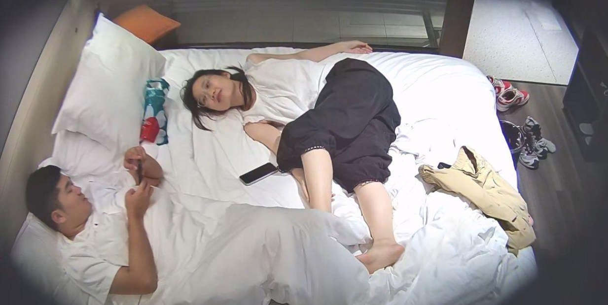 酒店偷拍❤️温婉乖巧邻家眼镜美女找个纹身男友被无套爆干