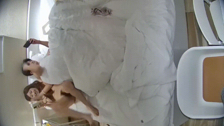 这一对也是肉戏充足 美女为了被插得更深 主动把枕头垫在身下