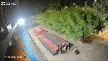 ❤️猎奇❤️监控下国外二男三女深夜公园群P场面十分淫乱