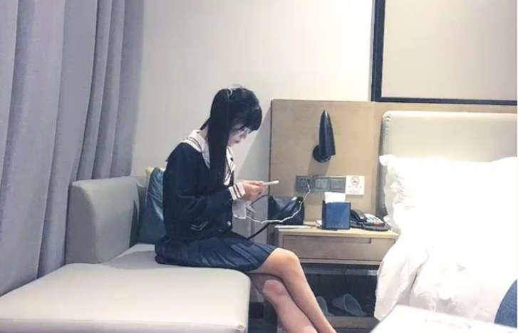 约会双马尾JK小姐姐到酒店坐在沙发上太可人了美腿好身材