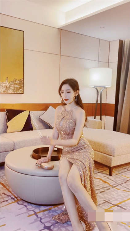 秀人超人气女神王馨瑶大尺度新作 粉金色礼服