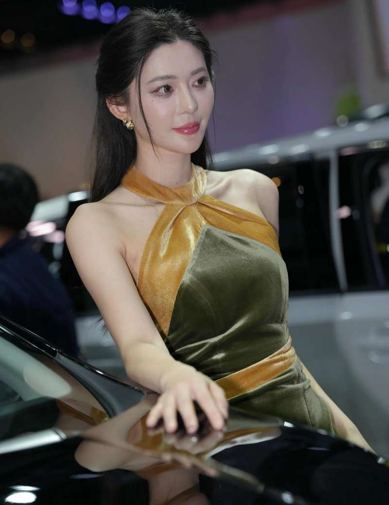 网红模特-杜芊逸 墨绿金边挂脖连衣长裙[162P/2.9G]