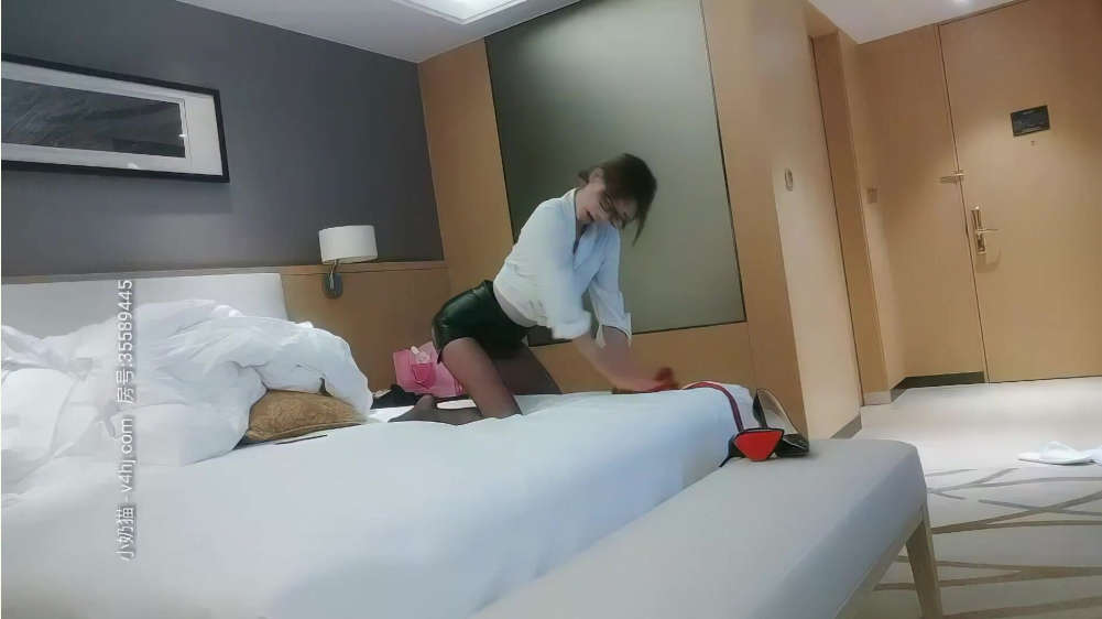 聲音嗲嗲妹子啪啪，還是極品小姐姐，皮短褲黑絲誘惑