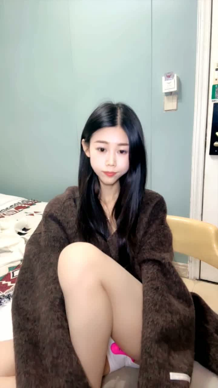 哥哥叫我乖乖脱光了接受狼友调教，全程露脸激情大秀