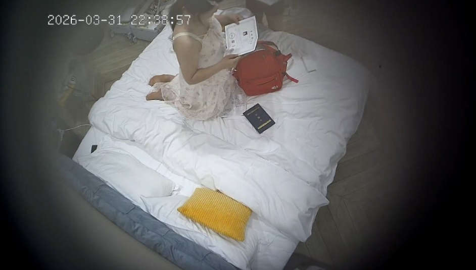 4-1酒店偷拍大奶学妹喜提毕业证书和男友开房庆祝