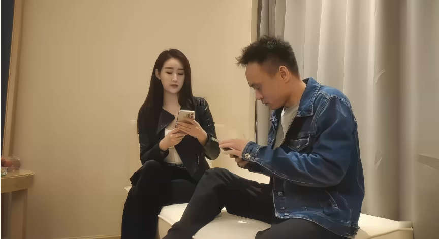 步宾探花经典作之黑色皮衣妹无日期仅一场高颜妹子神似张碧晨空姐制服换上挺诱人